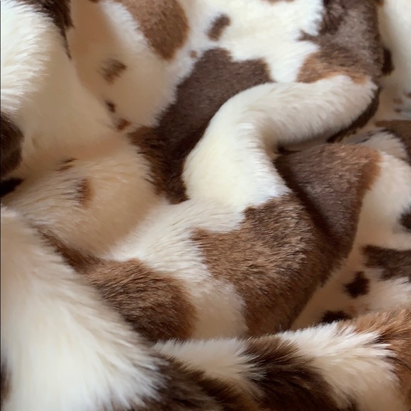 Faux Fur Animal Print Throw - Picture 4 of 4